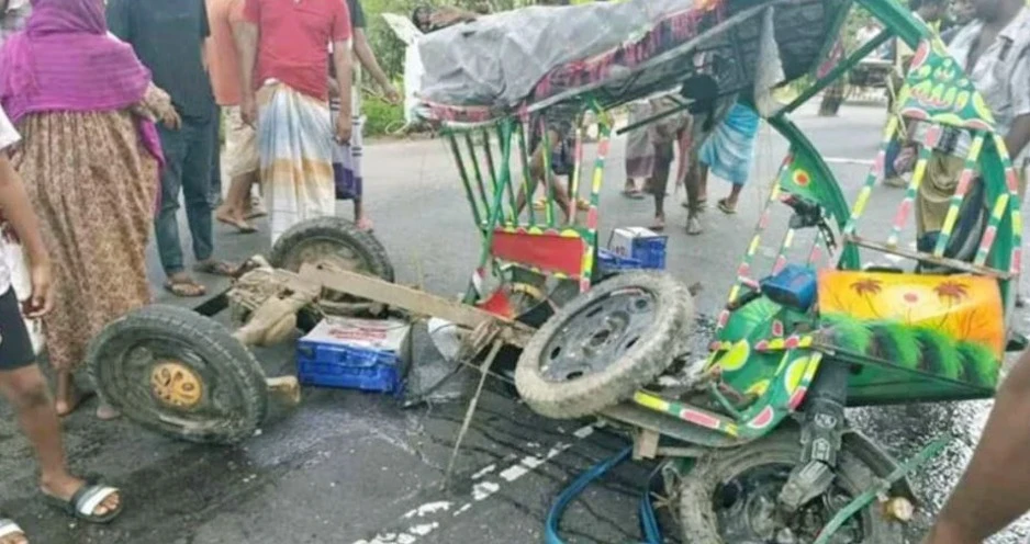 বাস-অটোরিকশার সংঘর্ষে প্রাণ গেল তিন জনের